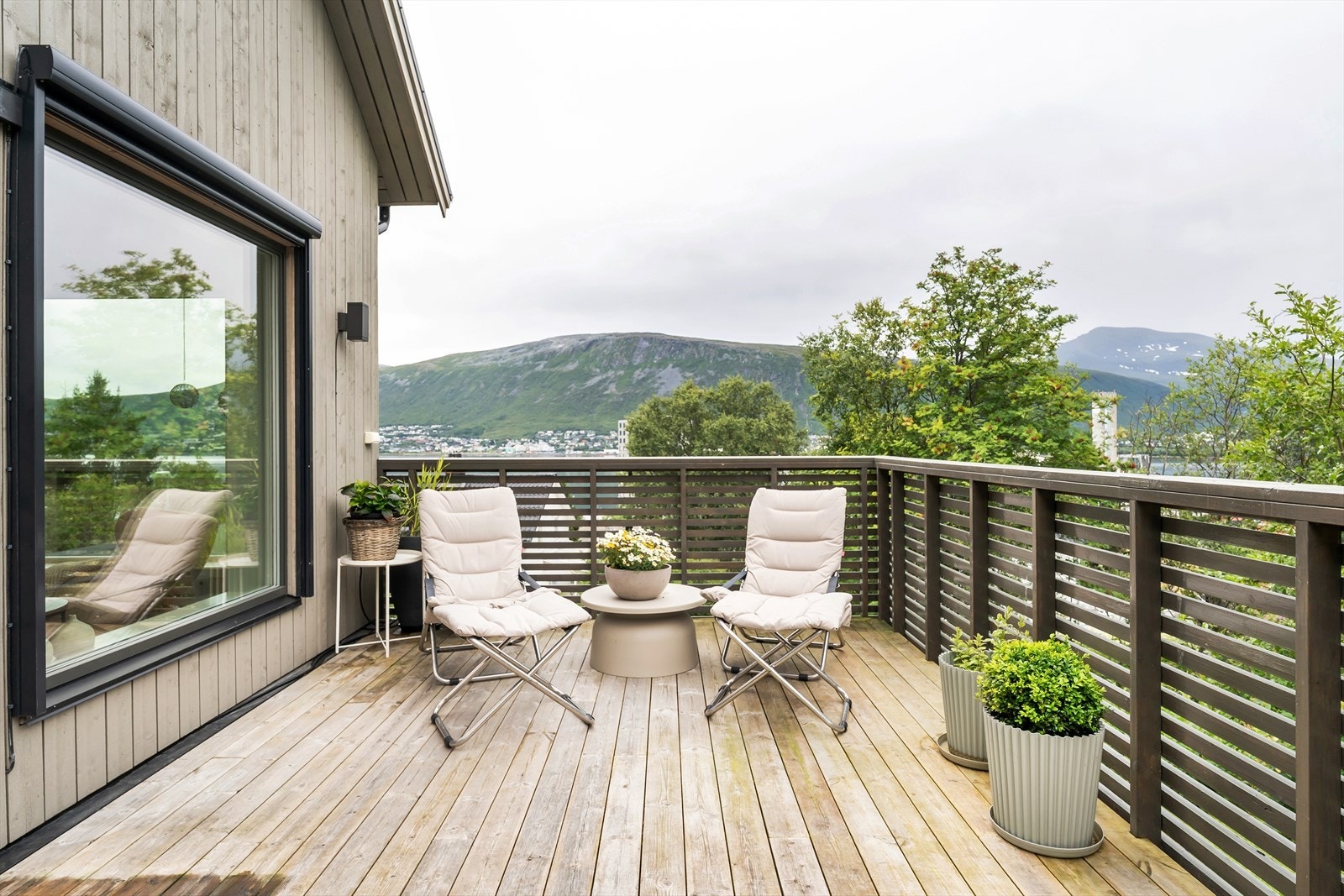 Med nydelig utsikt over sundet til fastlandet, samt gode solforhold store deler av sommerdagen, er dette et fantastisk oppholdssted på fine sommerdager! Galleribilde
