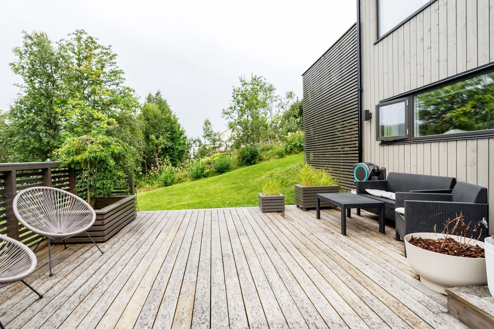 Fra terrassen er det adkomst til hagen - pent opparbeidet med plen og beplantninger. Galleribilde