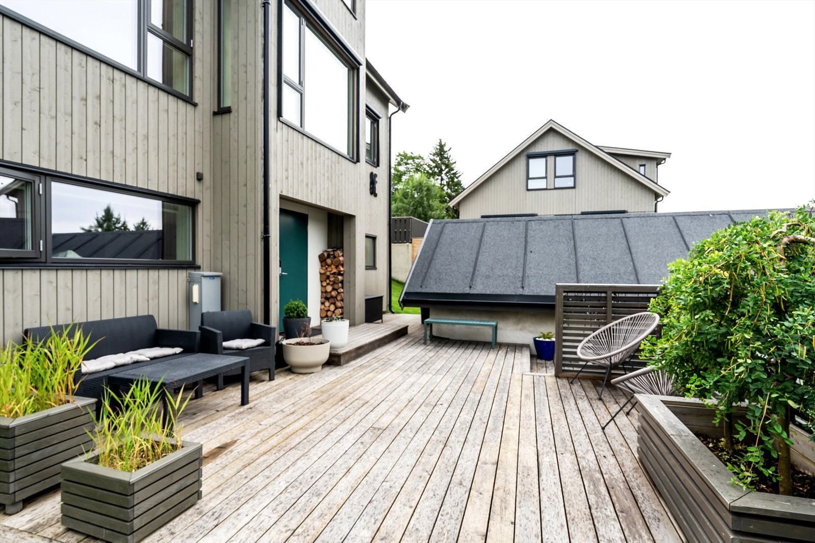 Inngangen finner du på første plan, tilknyttet en fantastisk og romslig terrasse! Galleribilde