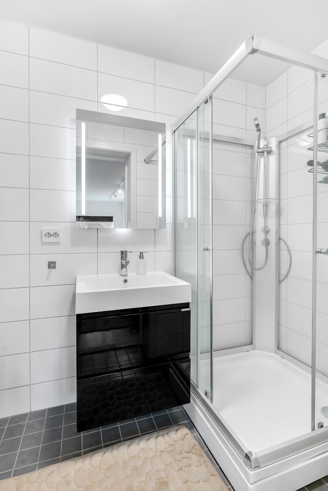 Badet er pent og komplett flislagt med gulvvarme og praktiske innredninger. Galleribilde