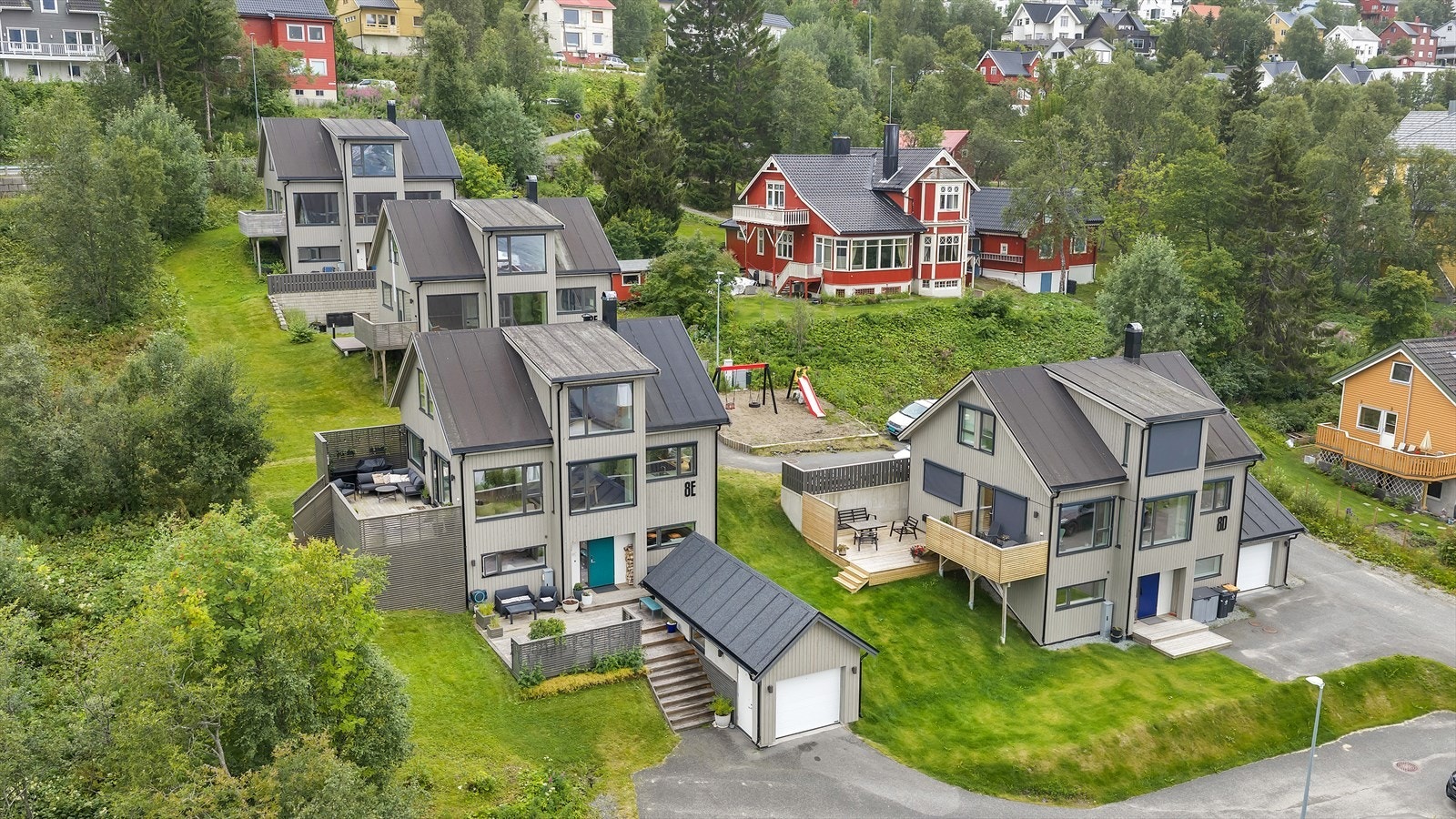 Utsøkt enebolig fra 2018 med høy standard, garasje, gode utleiemuligheter og sentral beliggenhet med gode solforhold! Galleribilde