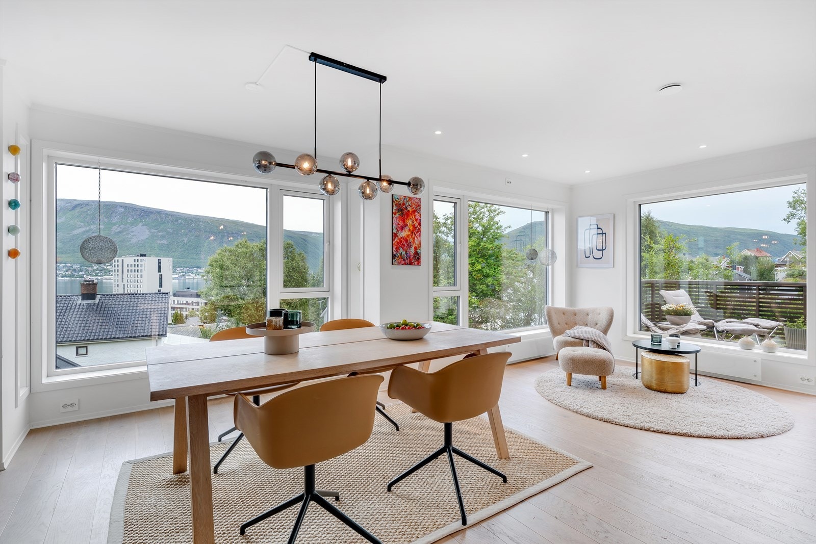Gjennomgående høy og moderne standard, med lekkert parkettgulv, glatte overflater, downlights i himling, balansert ventilasjon og mye mer! Galleribilde