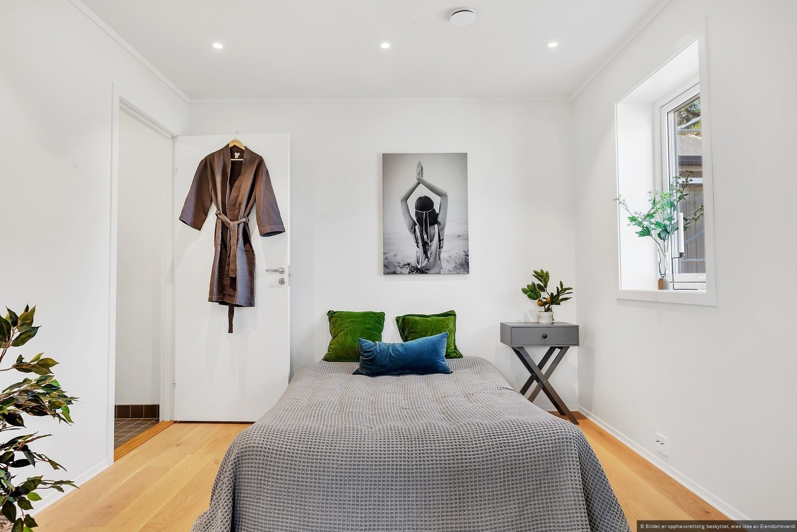 Soverommet i andre etasjen er av god størrelse, med god plass til stor seng, og inngang til eget toalettrom! Galleribilde