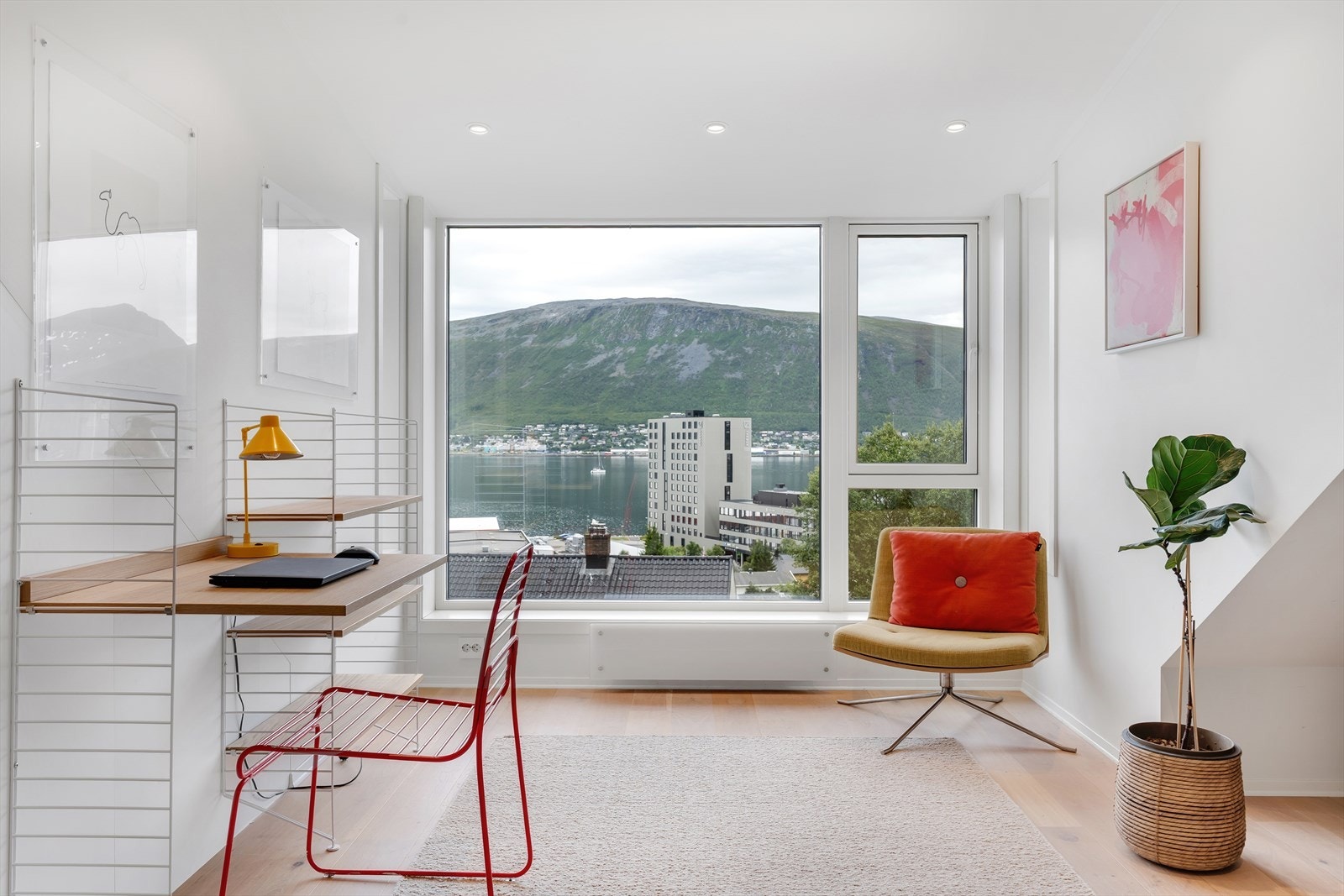Rommet har flere gode bruksmuligheter, og nyter den samme fantastiske utsikten! Har man behov for fler soverom kan det med enkle grep etableres i tredje etasje. Galleribilde