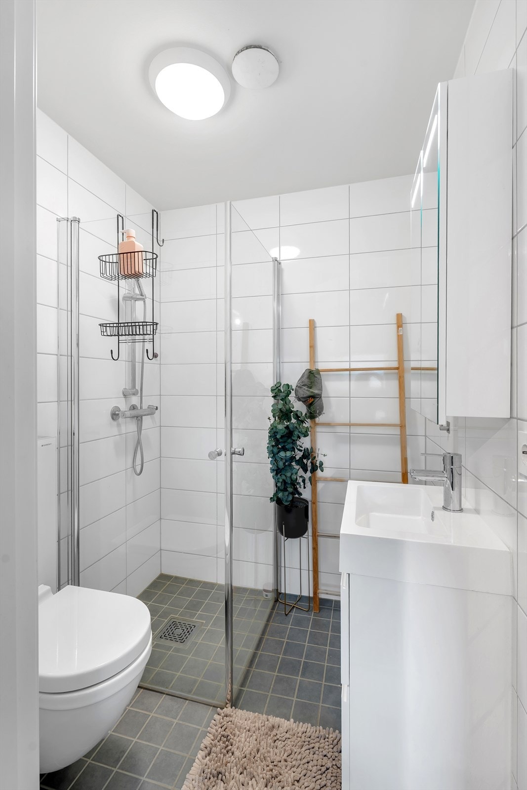 Pent, komplett flislagt bad delikat dusjnisje og gulvvarme. Galleribilde