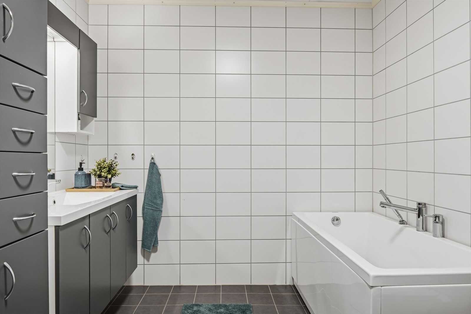 Romslig bad med både badekar og dusjhjørne. Galleribilde