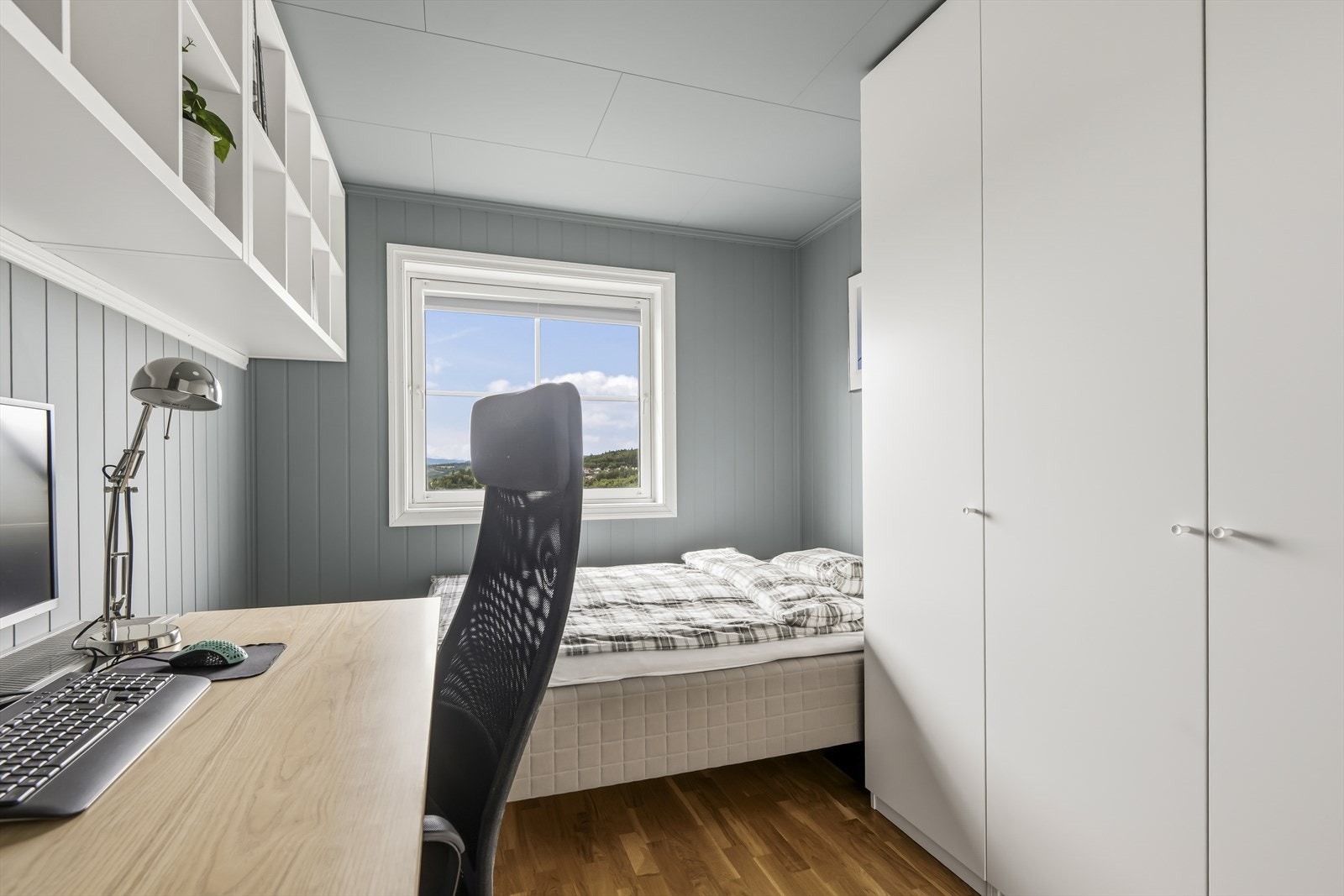 Rommet i 2. etasje passer perfekt som barnerom, gjesterom eller kontor. Galleribilde