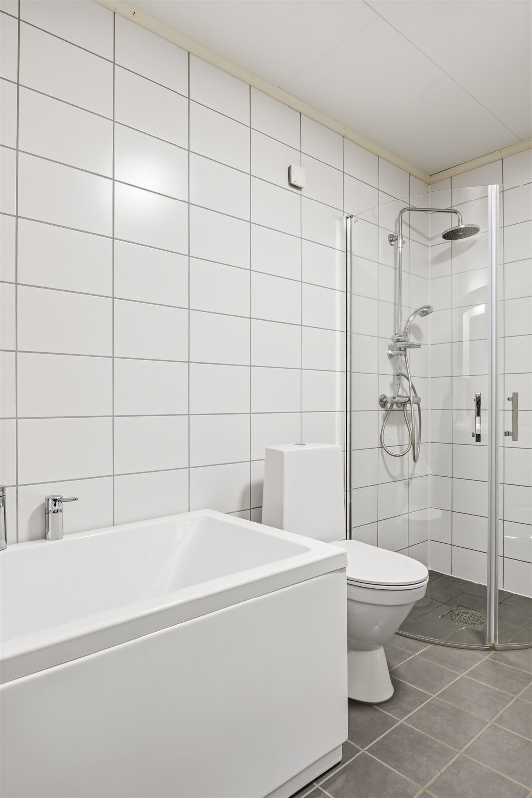 Badet har fliser på vegger og gulv med varmekabler. Galleribilde