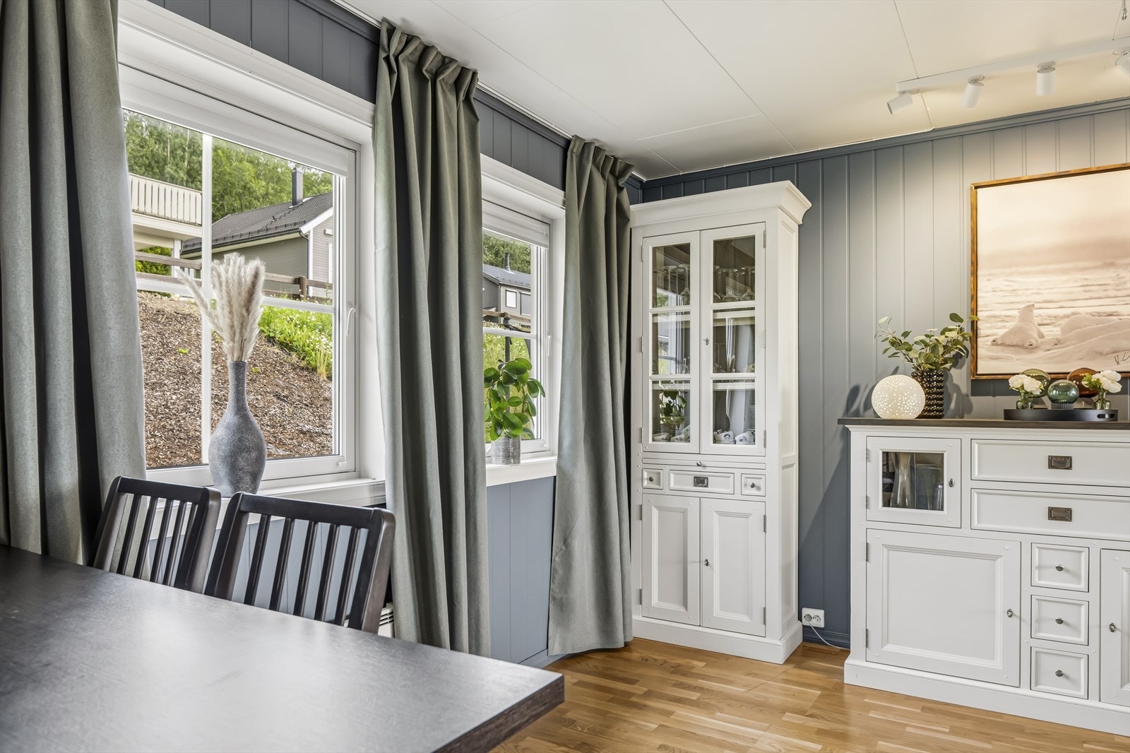 Spisestuen har god plass til en spisegruppe. Galleribilde