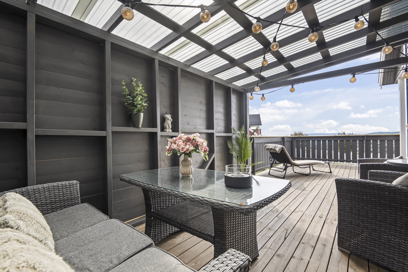 Terrassen har god plass til utemøbler og har overbygd tak på ene delen. Galleribilde