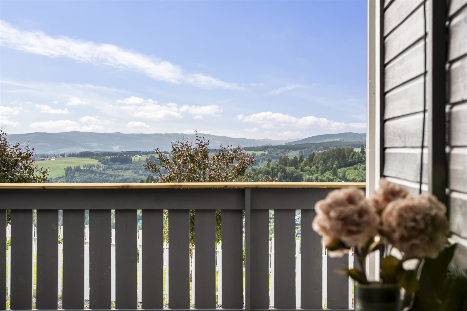 Fra stuen er det utgang til stor terrasse. Galleribilde