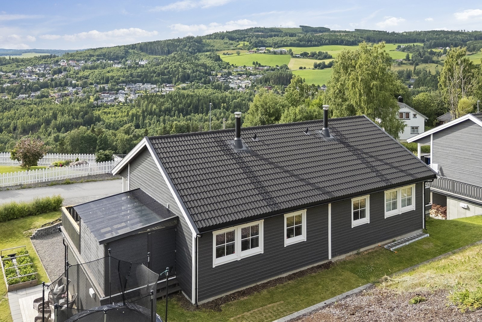 Dette er et rolig og familievennlig område med kort avstand med bil til både barnehage og skoler. Galleribilde