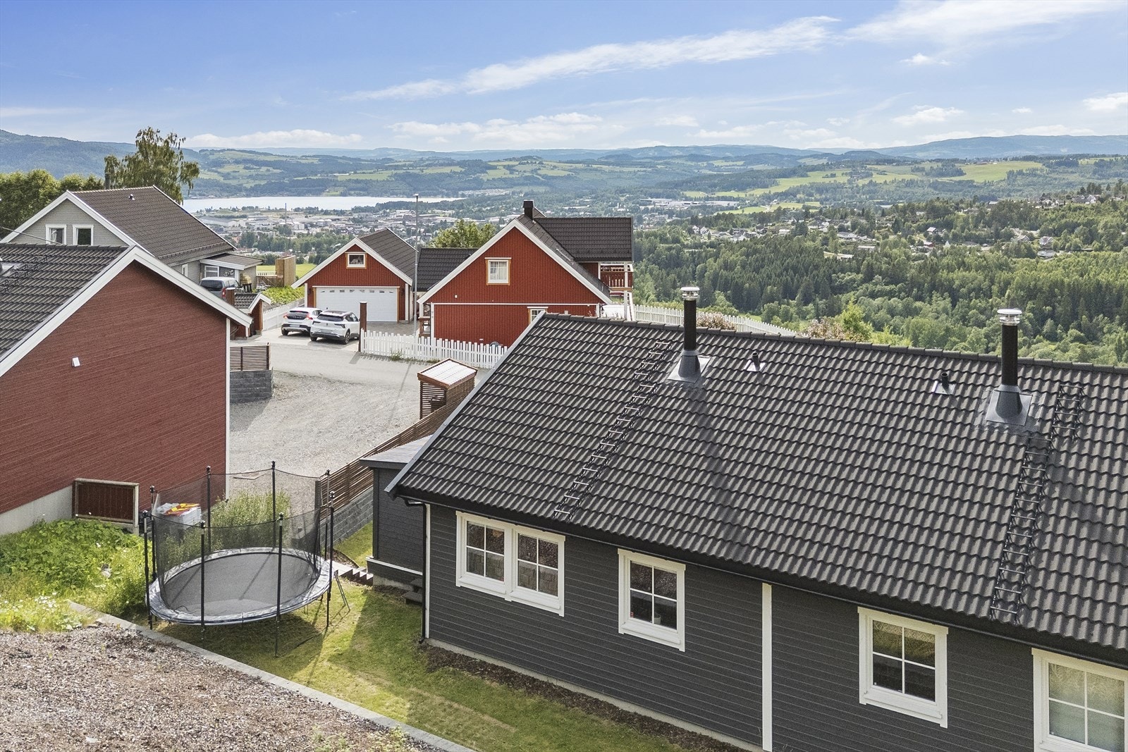 Det er busstopp rett ved boligen som tar deg til sentrum. Her finner du det meste av fritids-/ og servicetilbud. Galleribilde