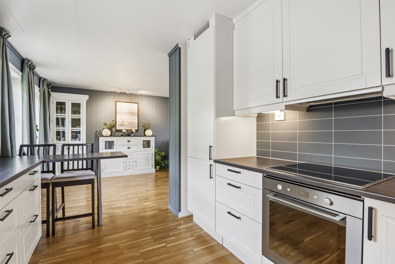 Følgende hvitevarer følger med: Stekeovn, platetopp, kjøle/fryseskap og oppvaskmaskin. Galleribilde