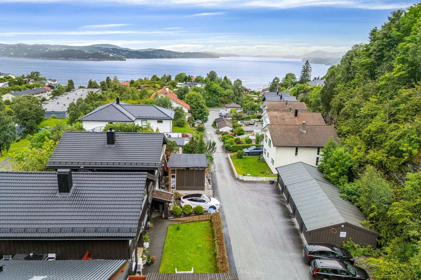 En innholdsrik familiebolig med garasje og en meget familievennlig beliggenhet i Mjølkeråen. Galleribilde