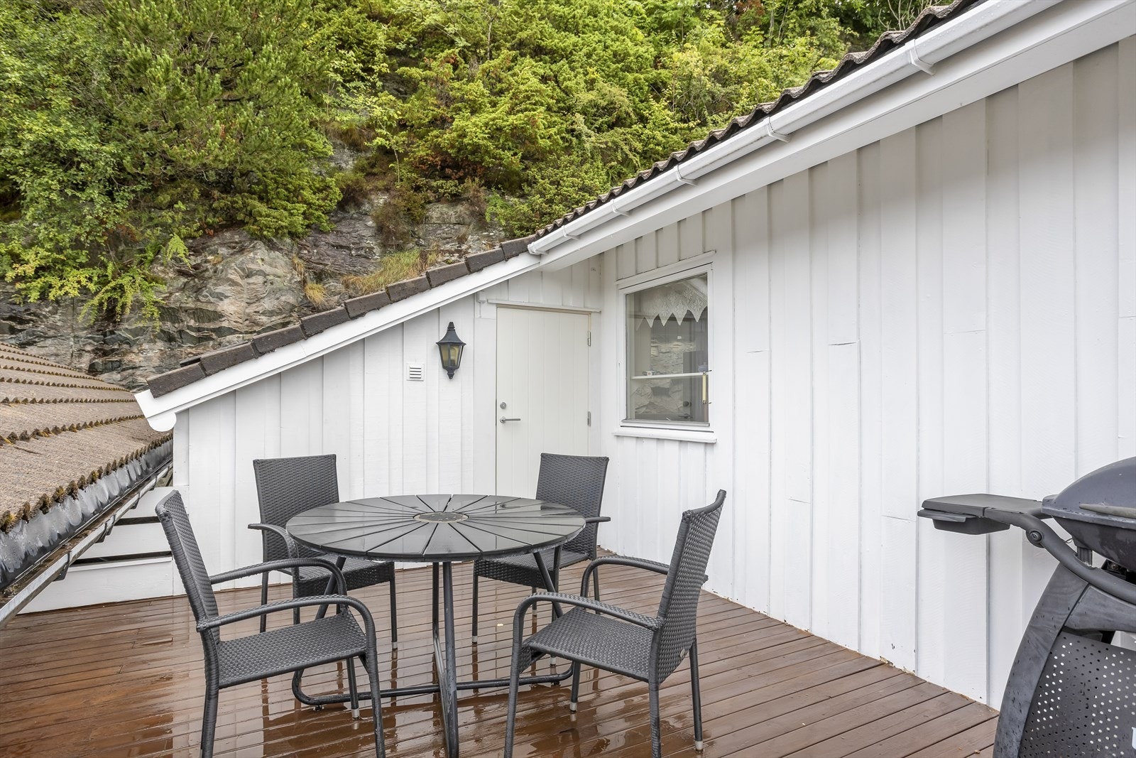Den nordvestvendte verandaen på 17 m² har plass til sittegruppe og har egen bod. Galleribilde