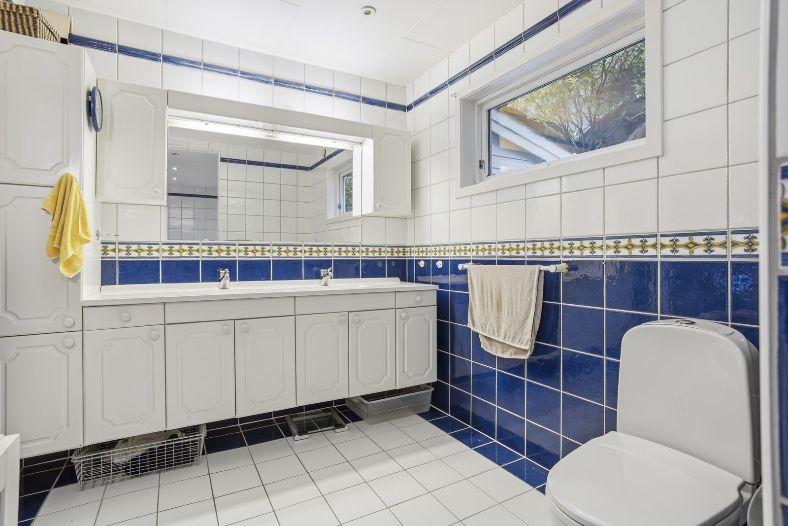 Badet har gulvvarme og en bred servantinnredning med doble servanter. Galleribilde