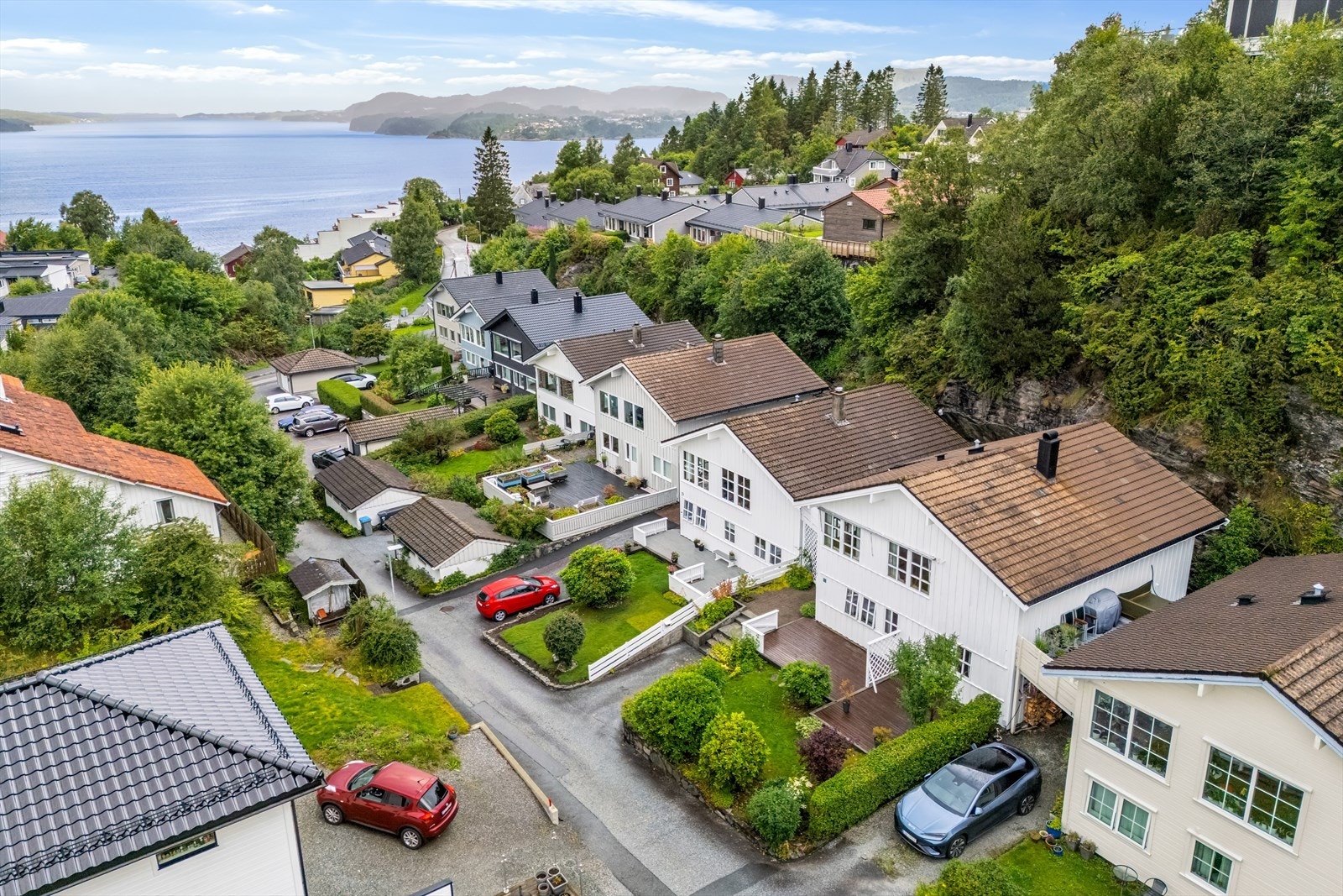 Eiendommen ligger i et familievennlig område med kort vei til skoler og barnehager. Galleribilde