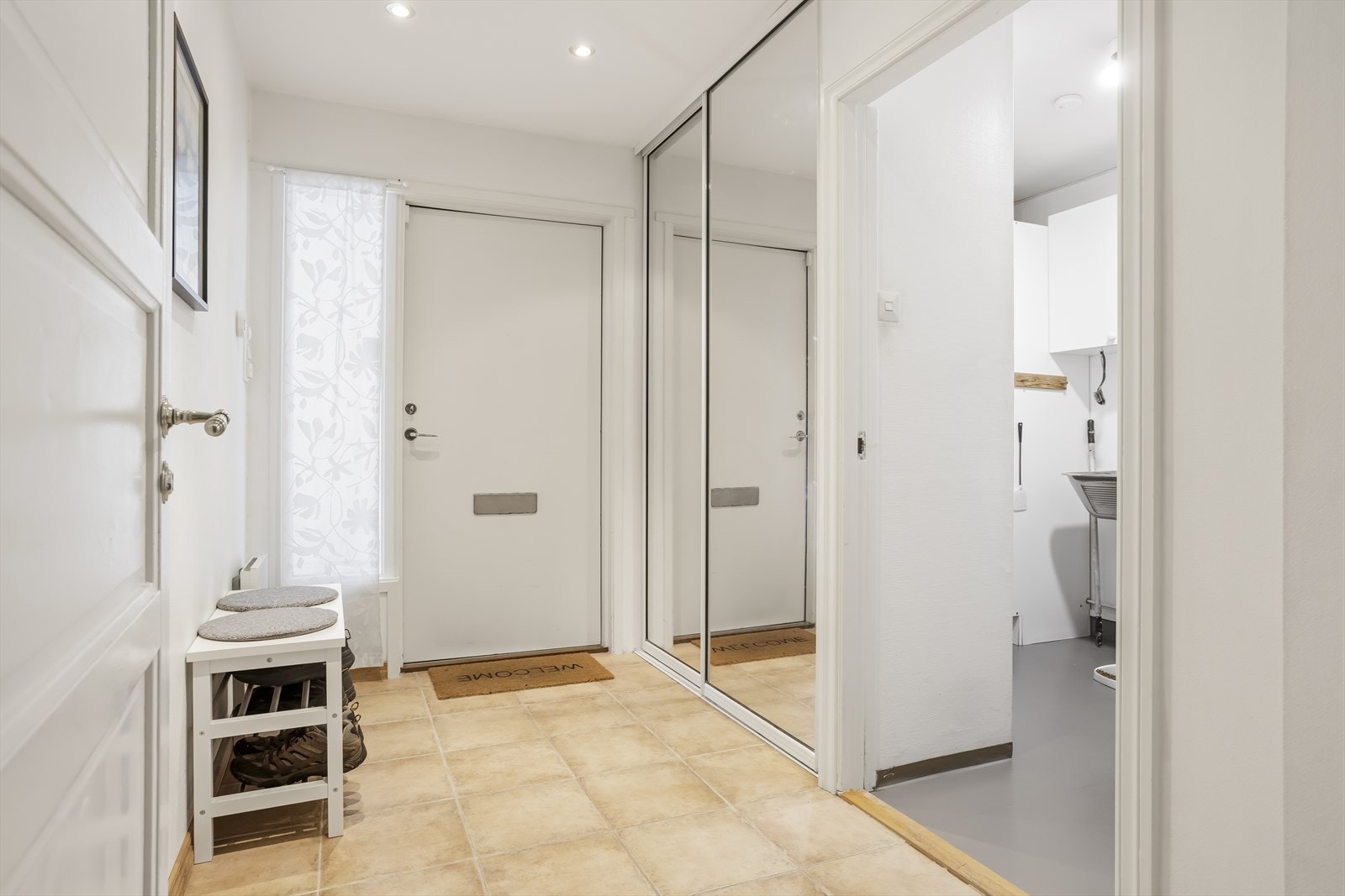 Praktisk entré med flislagt gulv med varmekabler og skyvedørsgarderobe. Galleribilde