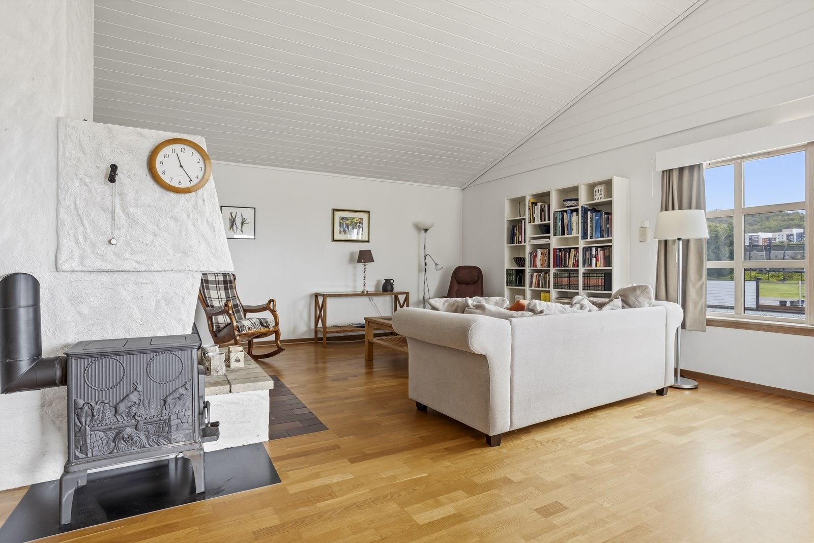 Stuen har både åpen peis og peisovn, og varmes i tillegg opp av en luft-til-luft-varmepumpe. Galleribilde