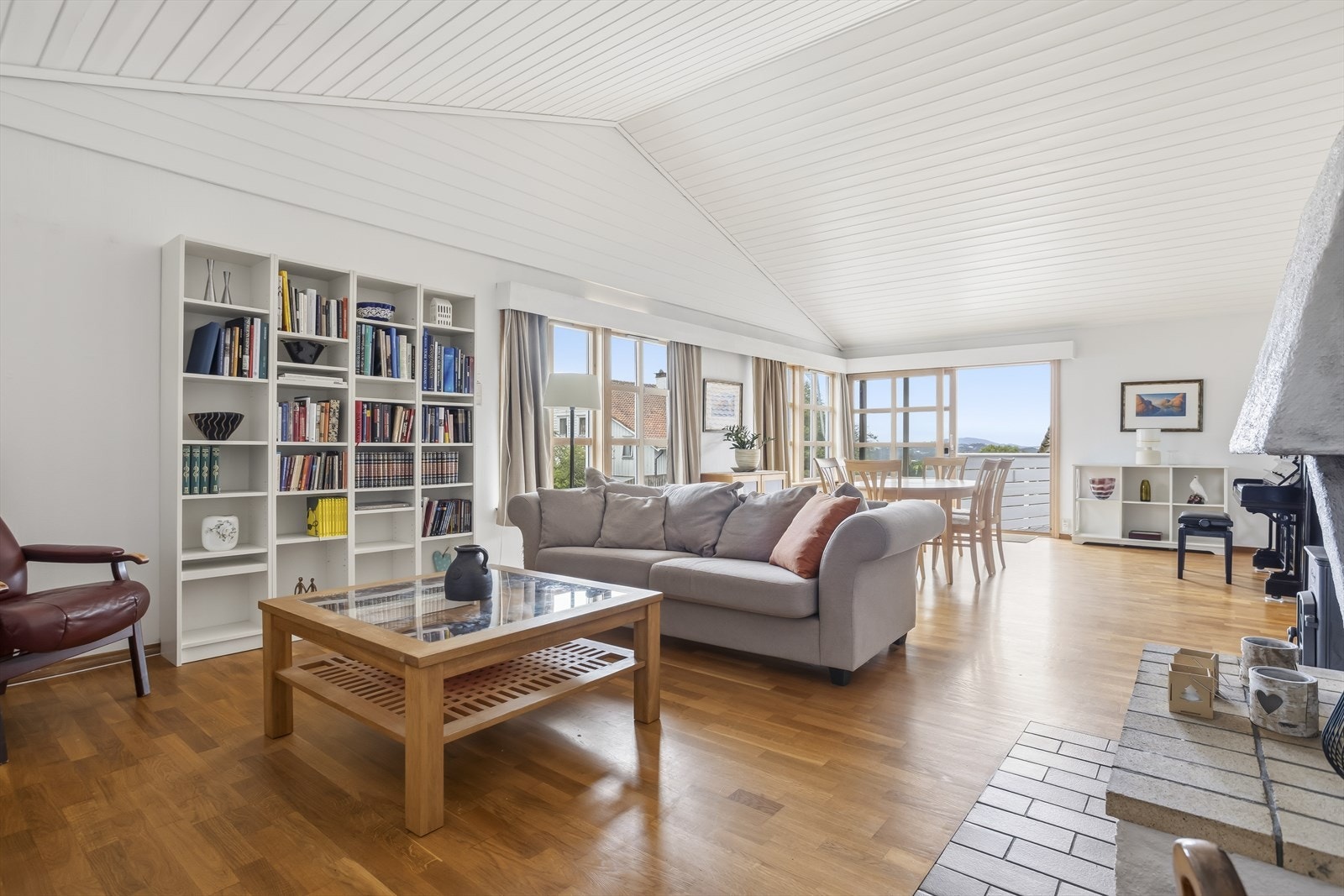 Stor stue og spisestue i åpen løsning på 70 m² med takhøyde opptil 3,80 meter. Galleribilde