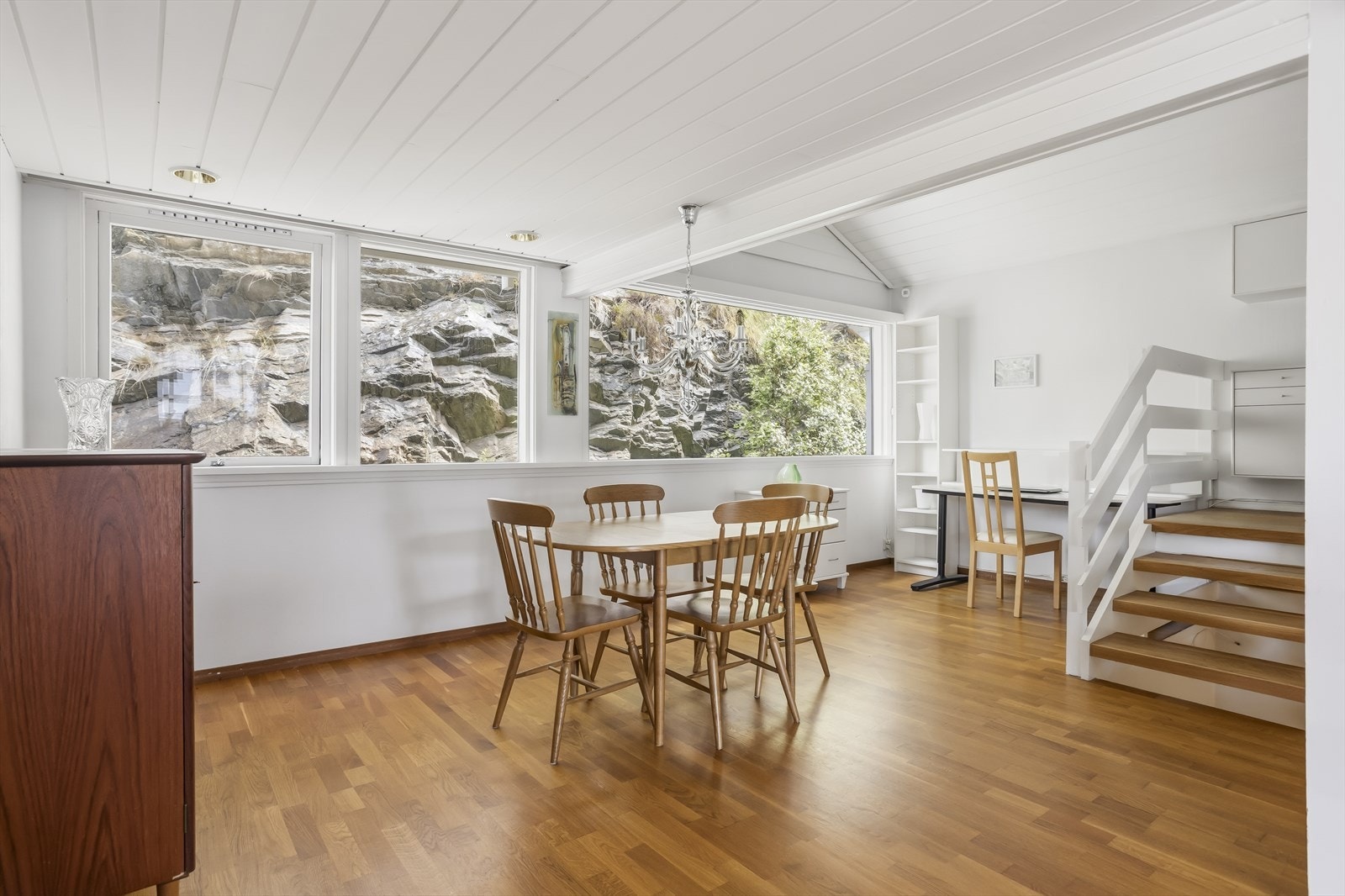 I bakkant av stuen er det en lun krok og trapp opp til hemsen. Galleribilde