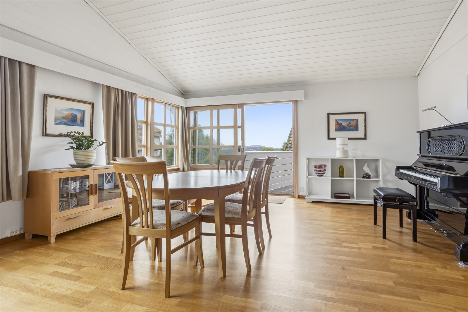 Fra spisestuen er det utgang til en nordvestvendt veranda via skyvedør fra 2007. Galleribilde