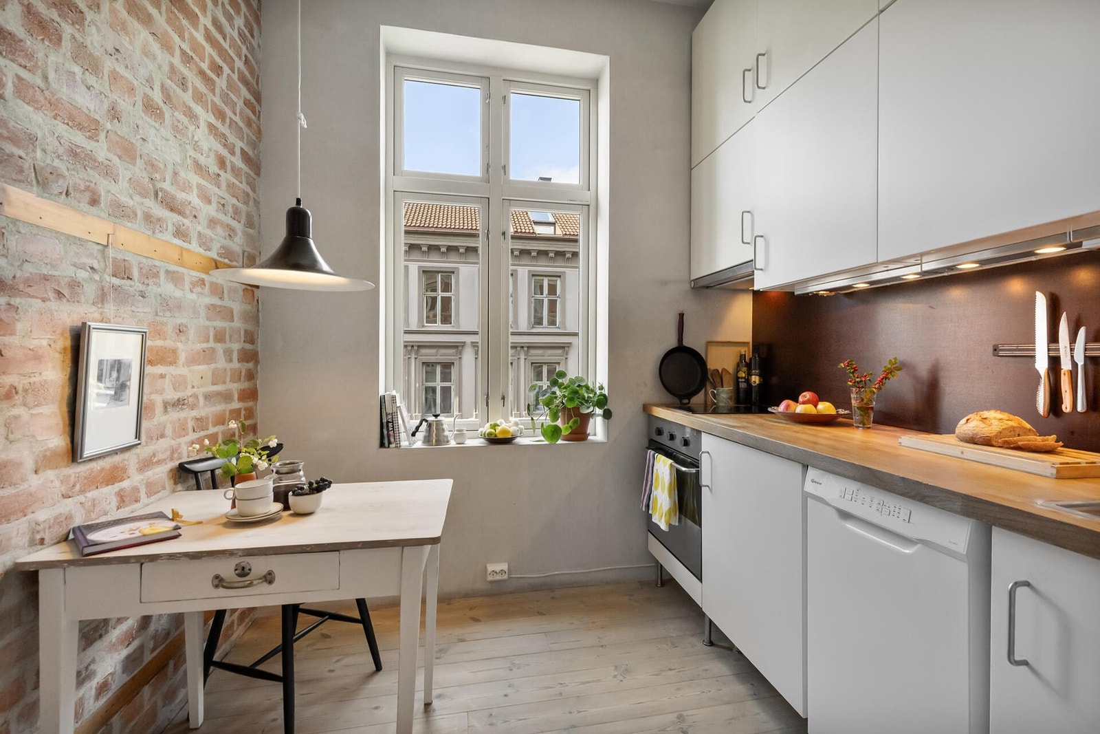Pent separat kjøkken med innredning fra 2004 Galleribilde