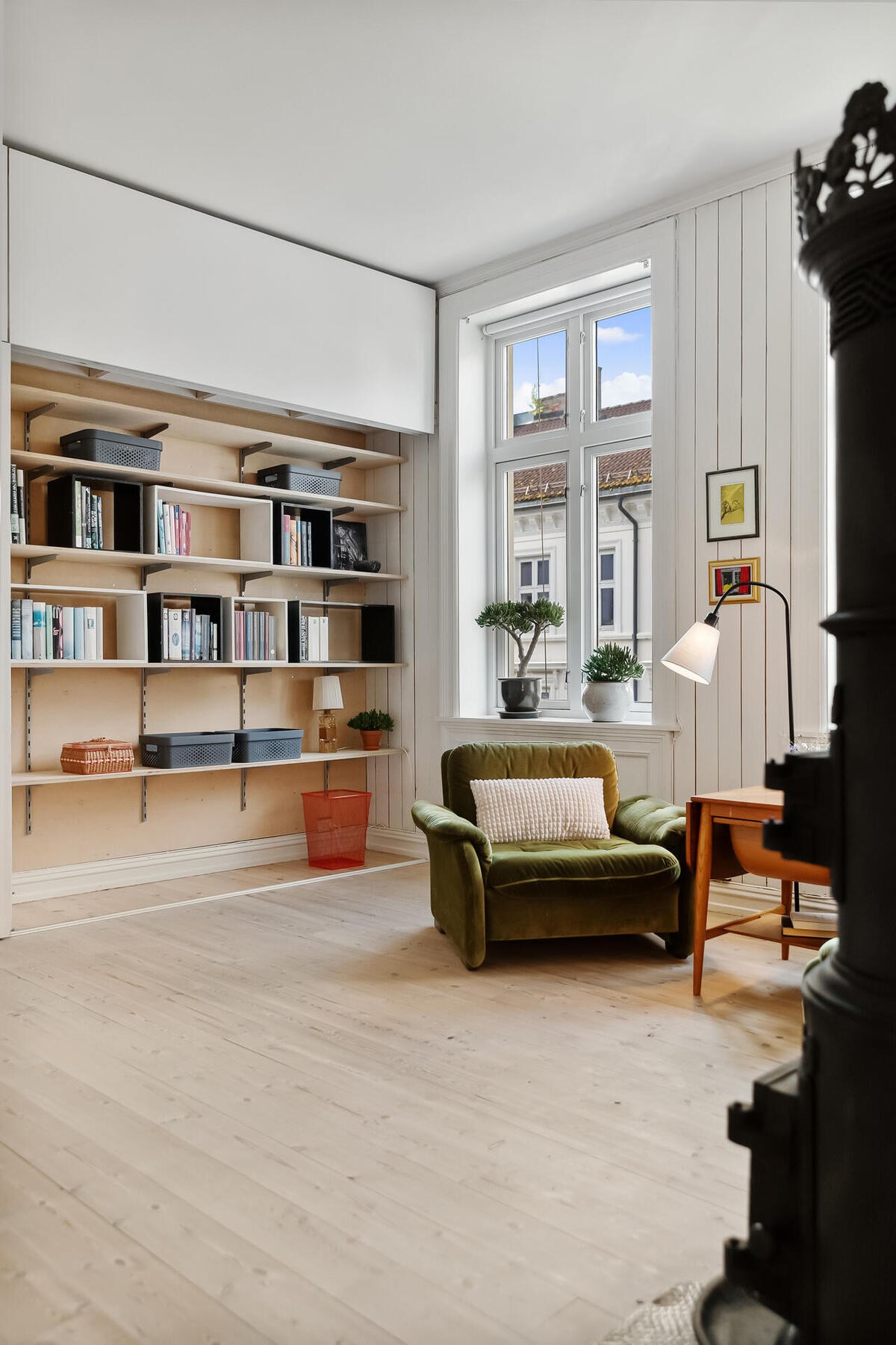 Boligen har gjennomgående bruk av lune og vakre heltre furugulv Galleribilde