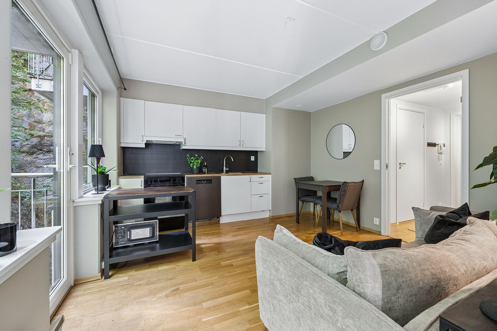 Lys stue med store vindusflater. Galleribilde