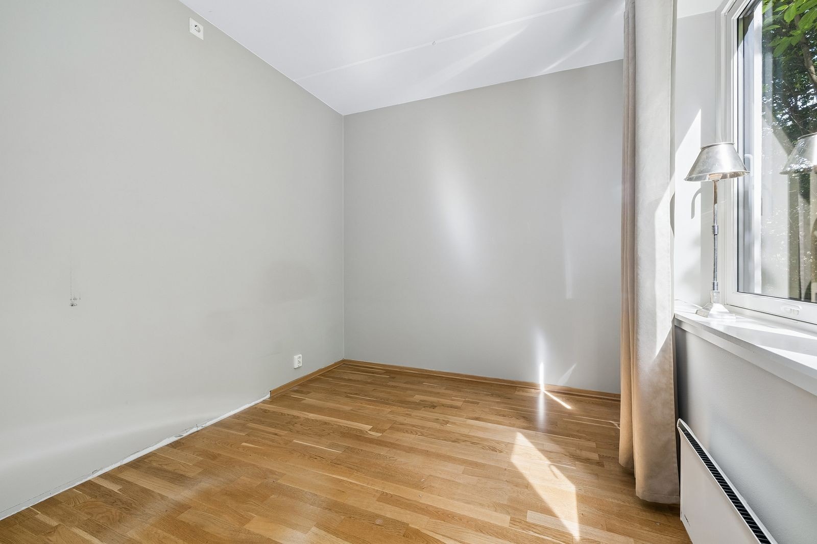 Romslig soverom med plass til dobbeltseng og garderobeløsning. Galleribilde