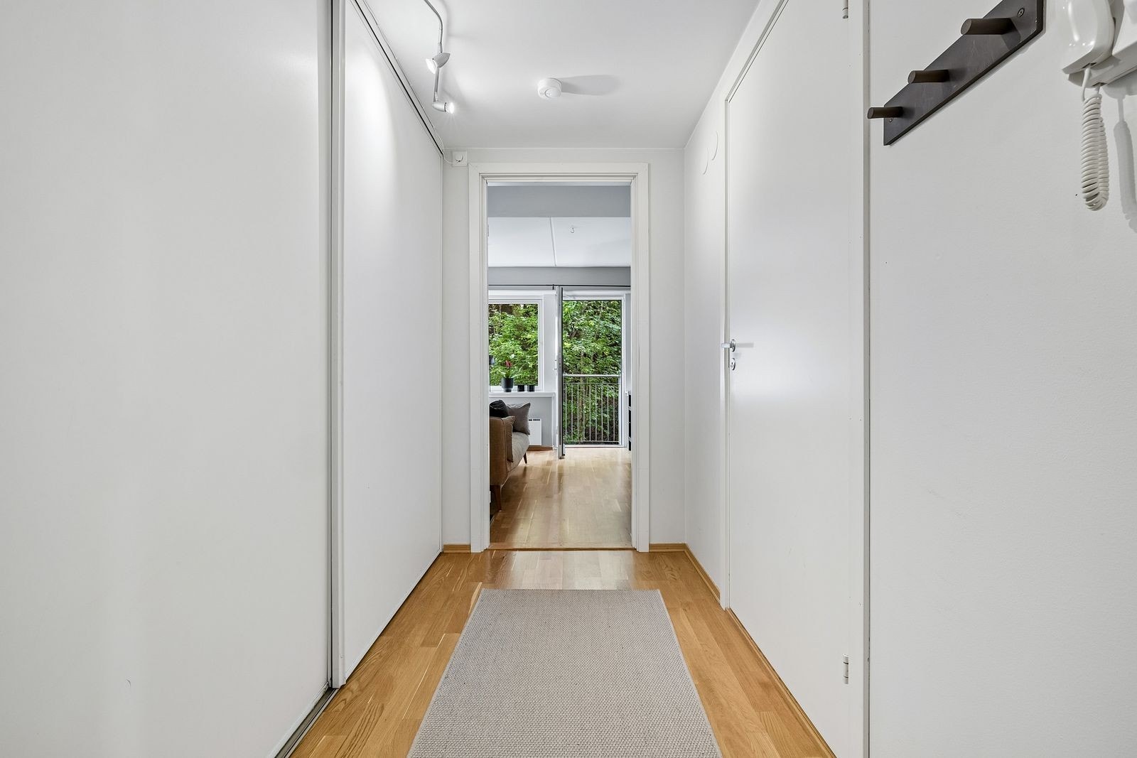 Innbydende entré med stor skyvedørsgarderobe. Galleribilde