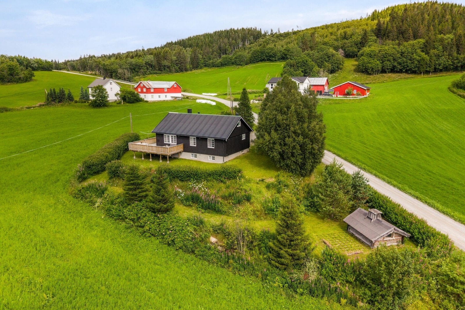 Frittliggende beliggenhet med svært lite til ingen innsyn, omkranset av grønt beplantning. Galleribilde