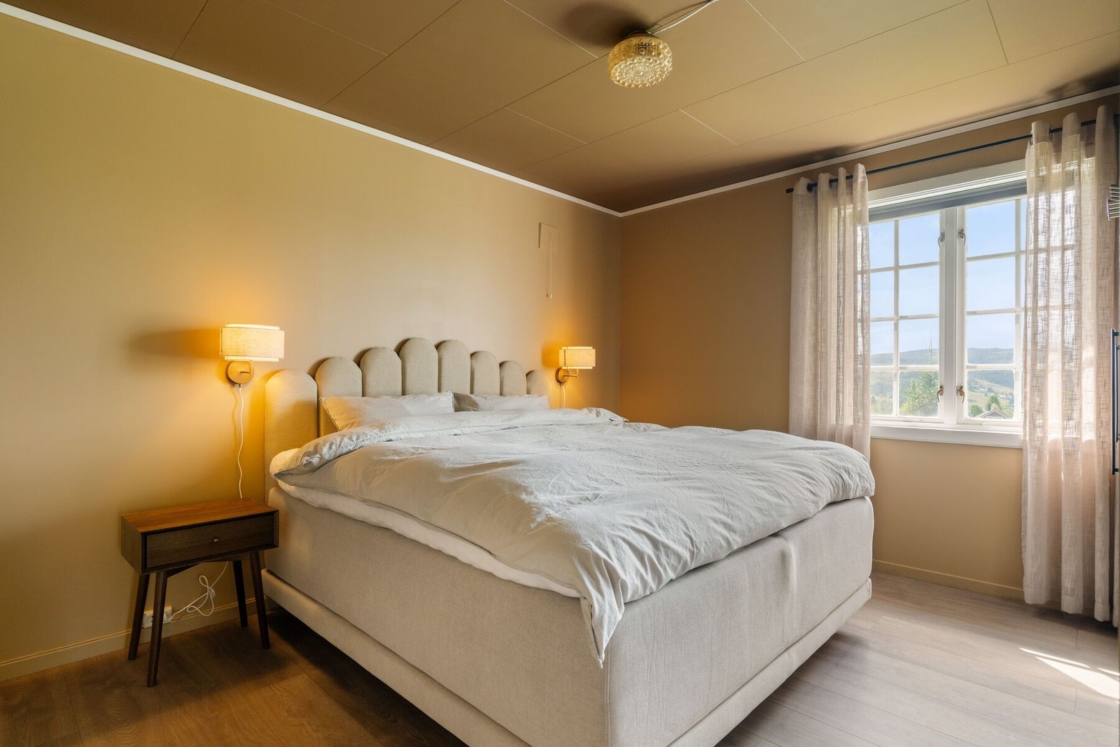 Boligen har 6 rom som benyttes som soverom, hvorav dette er hovedsoverommet på hele 13 m². Galleribilde