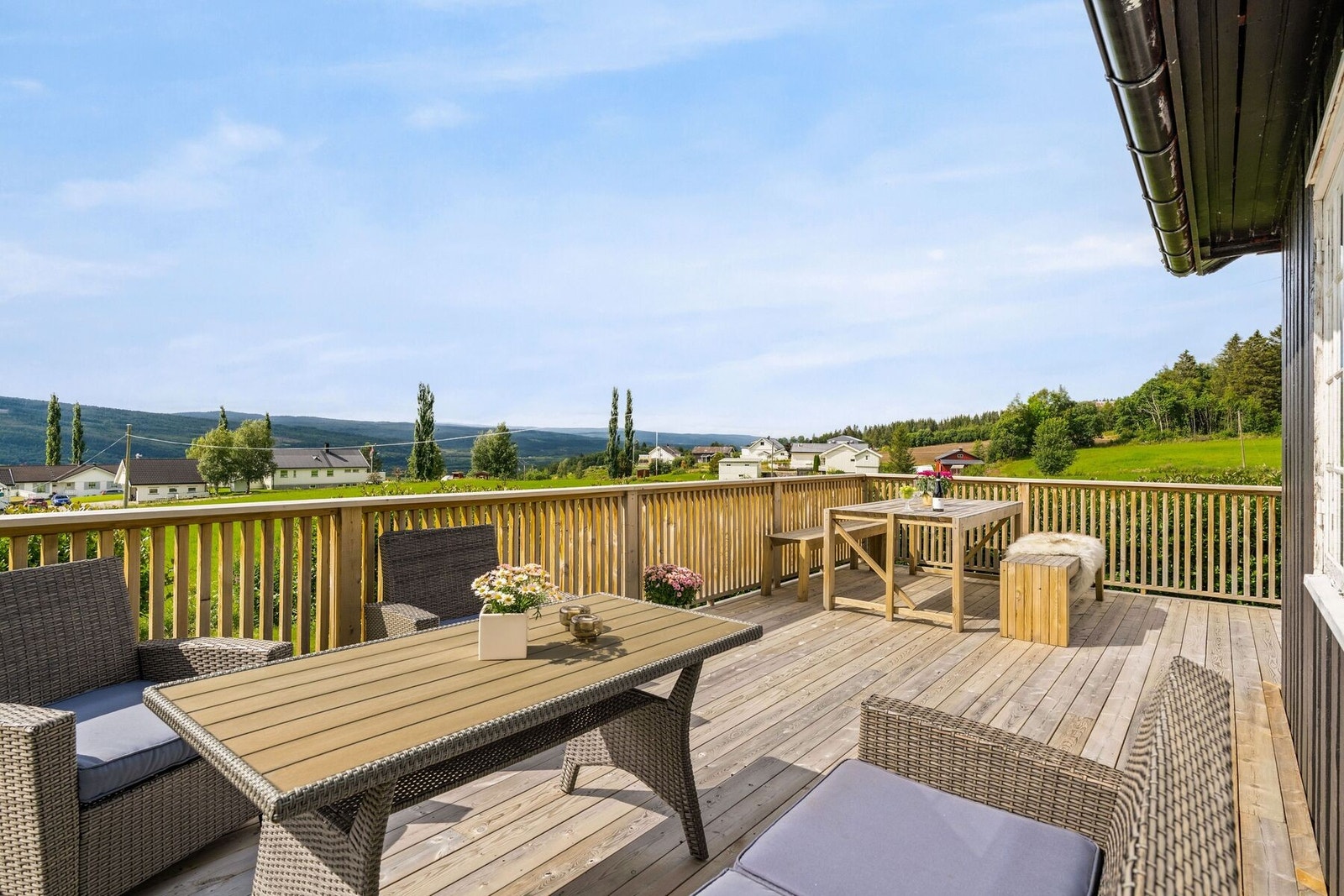 Herlig veranda bygd i 2024 av generøs størrelse på hele 32 m² gode sol- og utsiktsforhold. Galleribilde