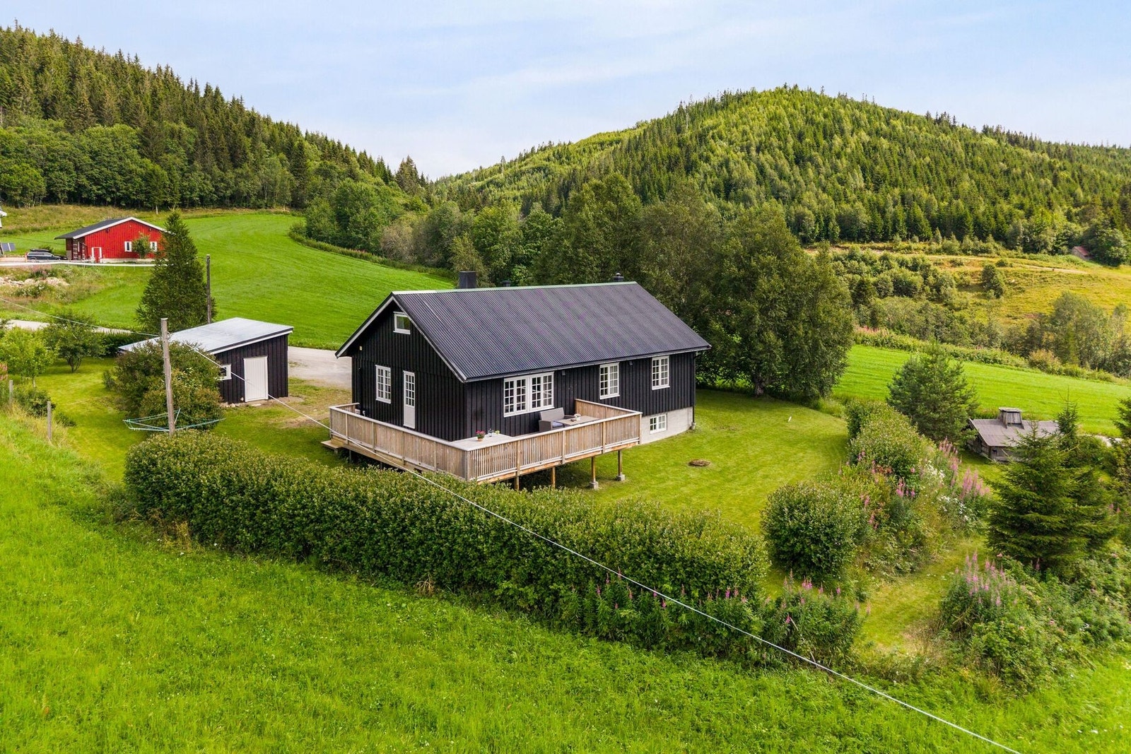 Utenfor døra finner man et eldorado av turmuligheter om det er er fjelltur, tur langs stier eller enklere skogsturer finner man en rekke turmål rundt om for alle aldre. Galleribilde
