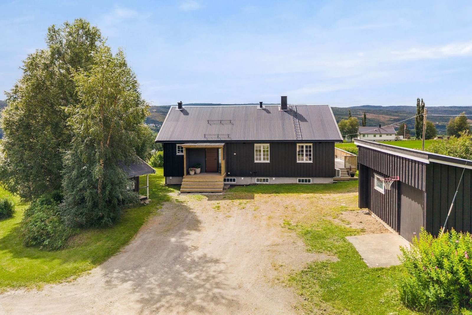 Nytt inngangsparti fra 2026 med takoverbygg. Galleribilde