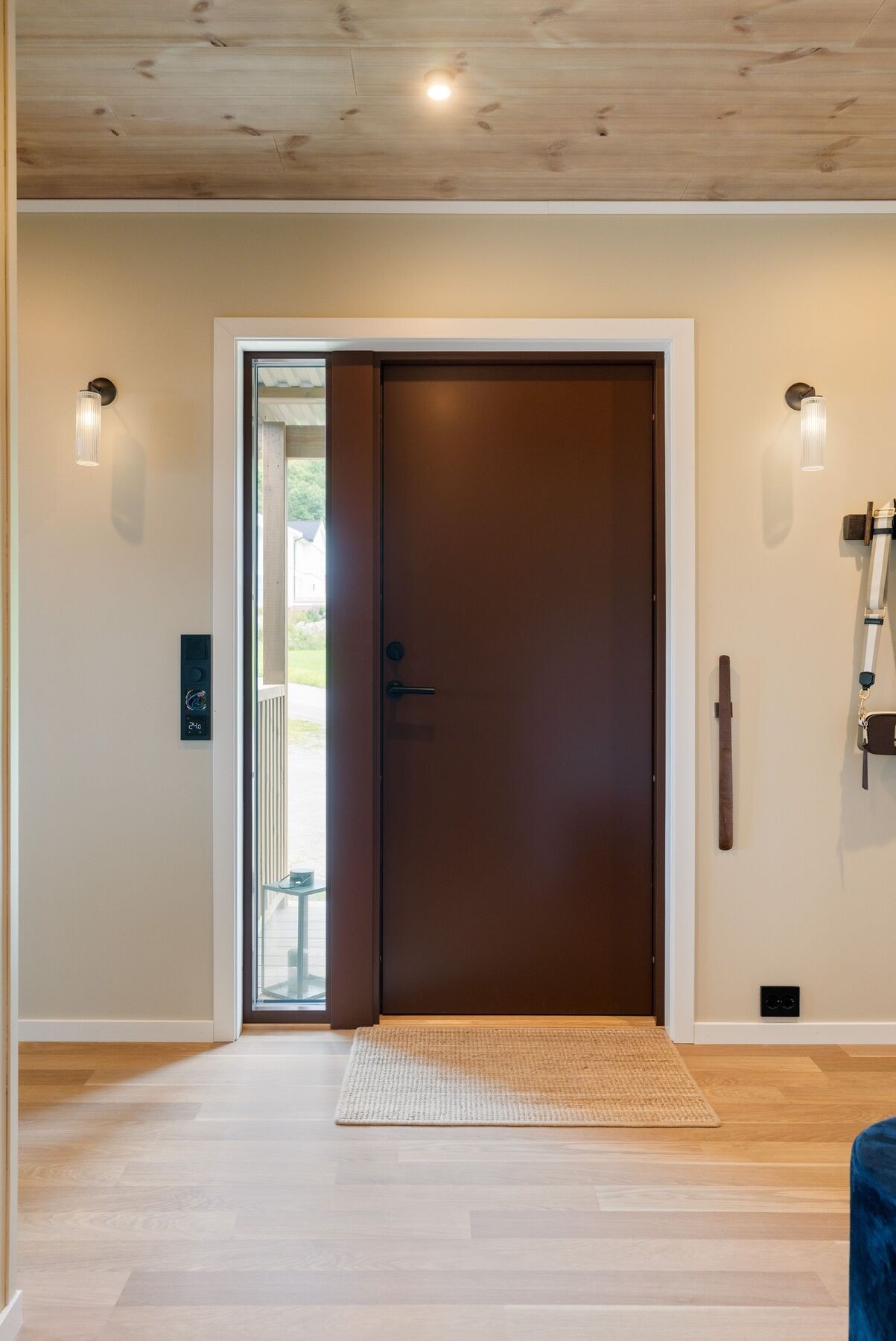 Velkommen inn! Innbydende og oppusset entré (2025) på 15 m² med downlights i himling og varme i gulv. Galleribilde