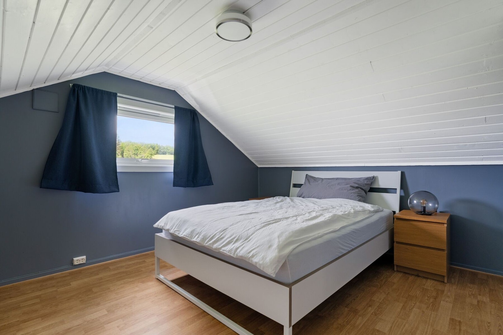Loftet byr på to rom benyttet som soverom samt loftstue. Dette rommet er av god størrelse og måler 13 m². Galleribilde