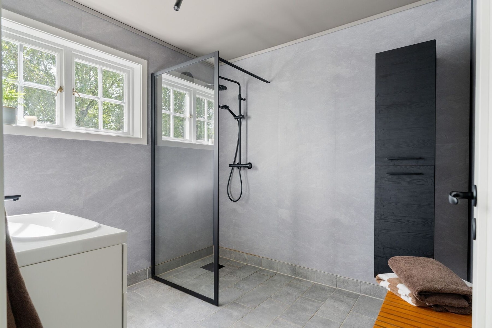 Badet byr på dusjhjørne, behagelig varme i gulv, servant med oppbevaring og speil med lys. Galleribilde