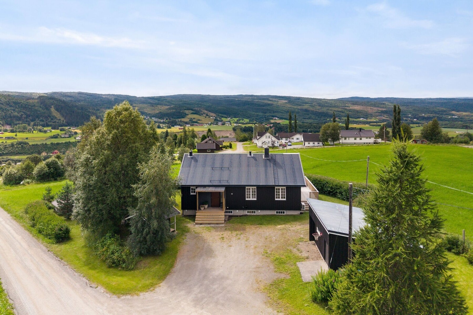 Eiendommen har et samlet tomteareal på 1752 m² med gode parkeringsmuligheter på både gårdsplass og i garasje. Galleribilde