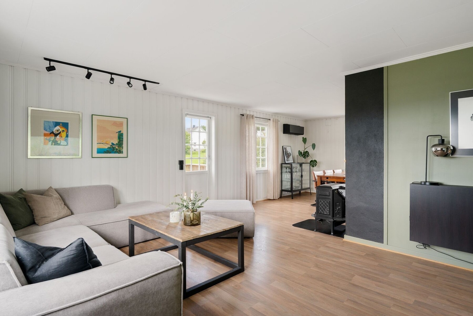 Fra stua er det utgang til veranda som strekker seg langs to husvegger. Galleribilde