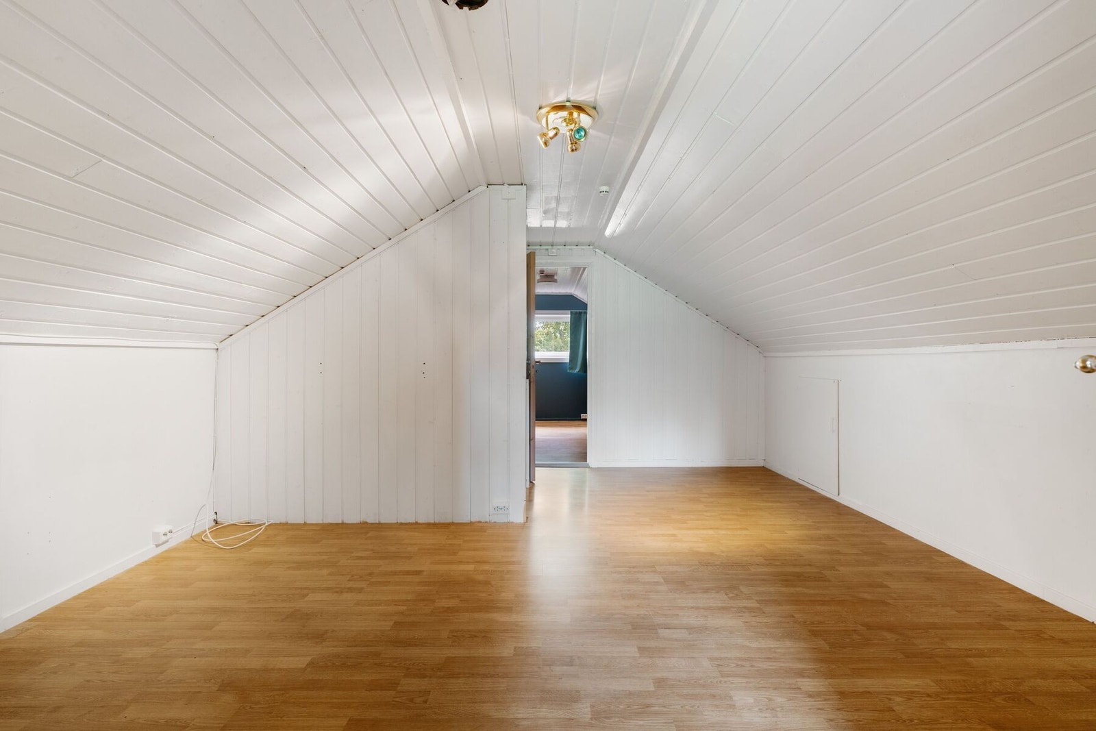 Loftstue på 18 m² perfekt som ekstra TV-stue. Lagring i kneloft på begge sider på alle rom på loftet. Galleribilde