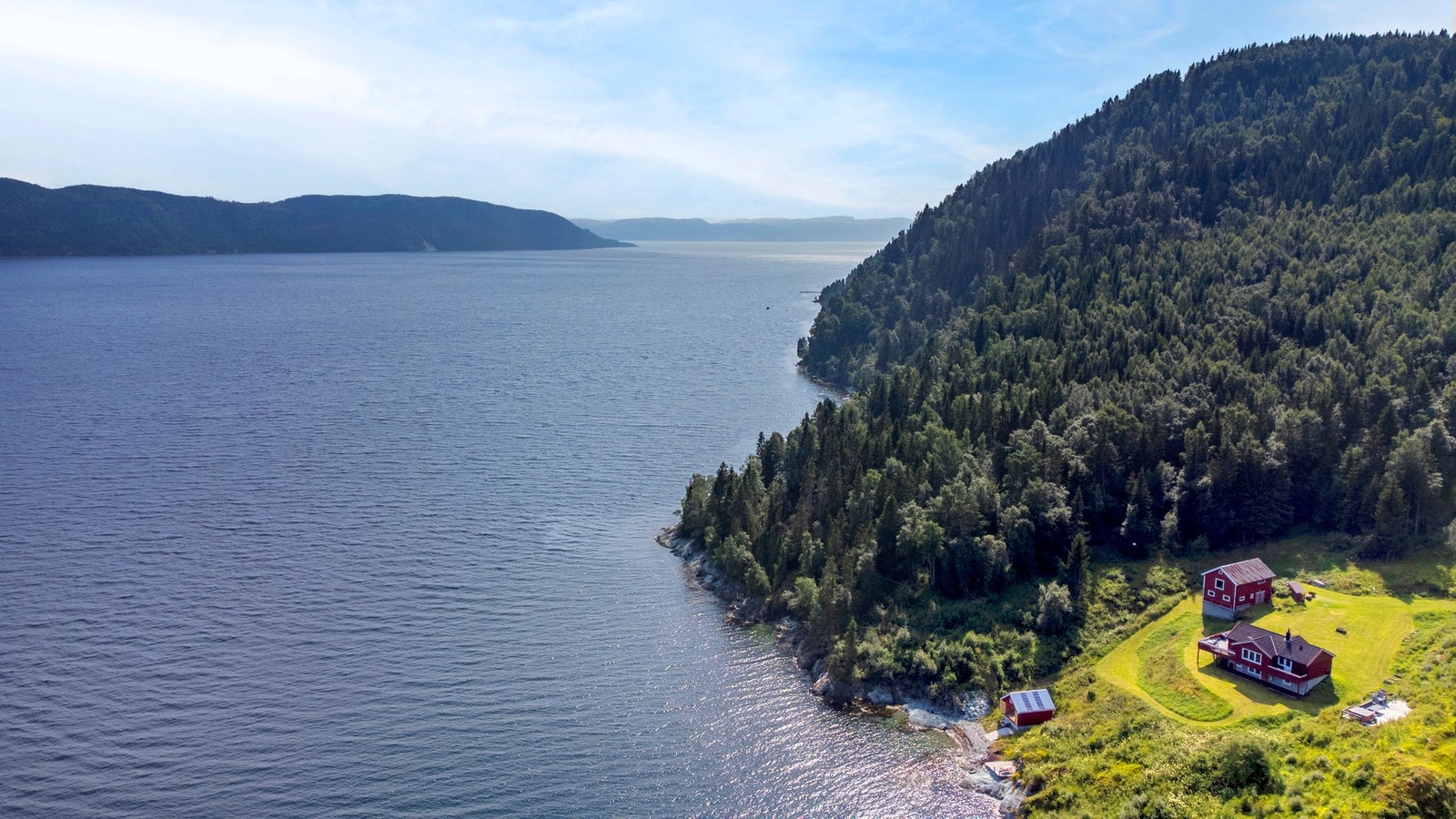 Her er man godt skjermet fra omverden. Omkranset av natur og dyreliv. Ca 90 dekar skog. Galleribilde