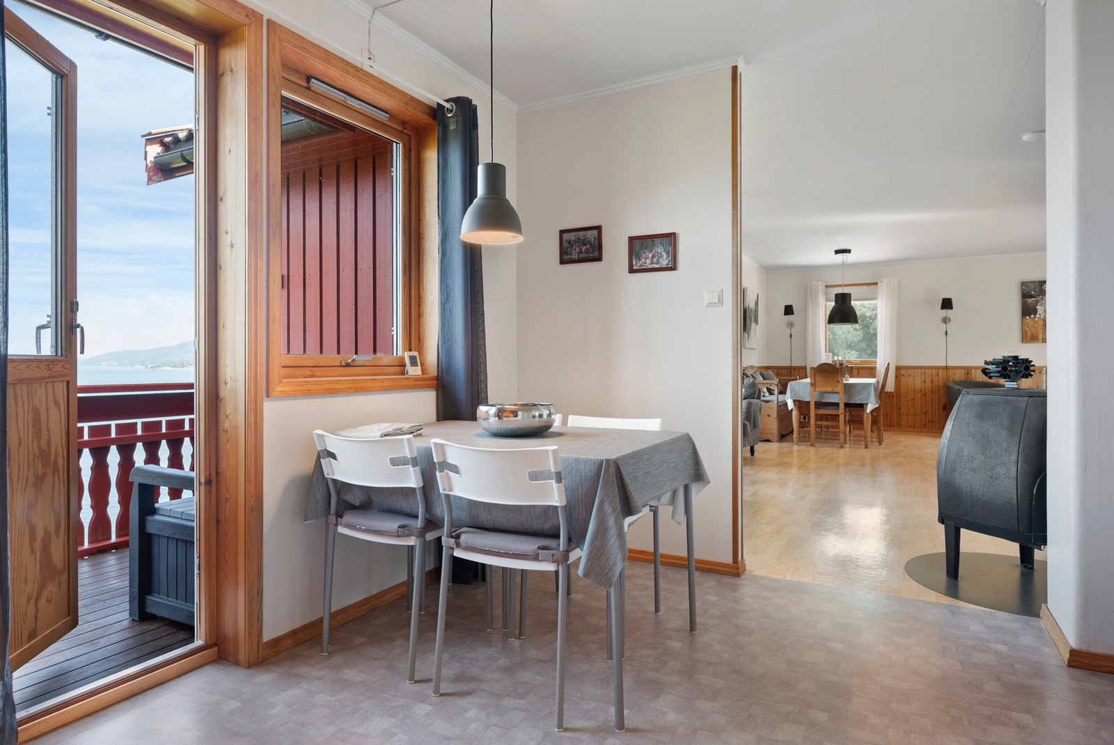 Plass til spisesbord og utgang til veranda Galleribilde
