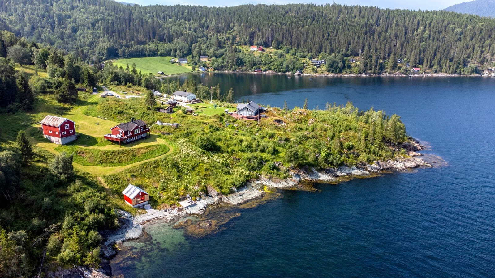 Idyllisk beliggende i blindvei med ca 700 meter strandlinje. Galleribilde