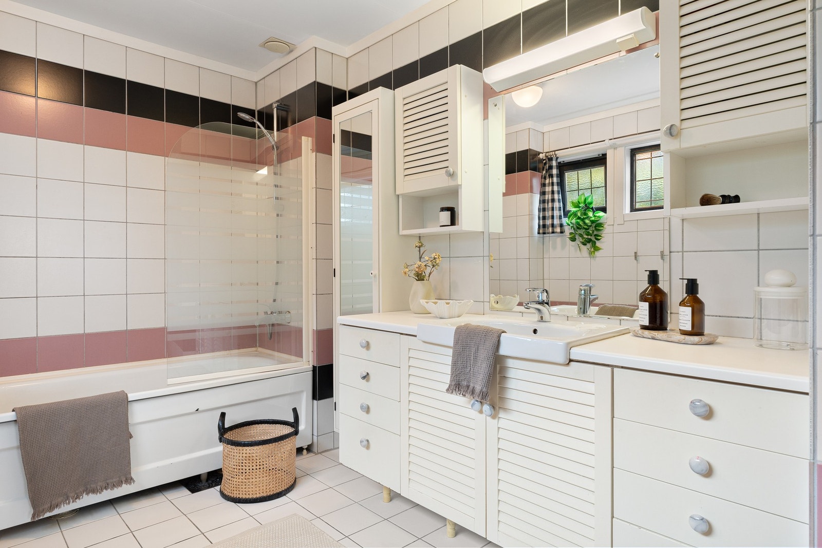 Badet er innredet med toalett, bidé, vask, speil med lys, skap og badekar med dusj. Galleribilde