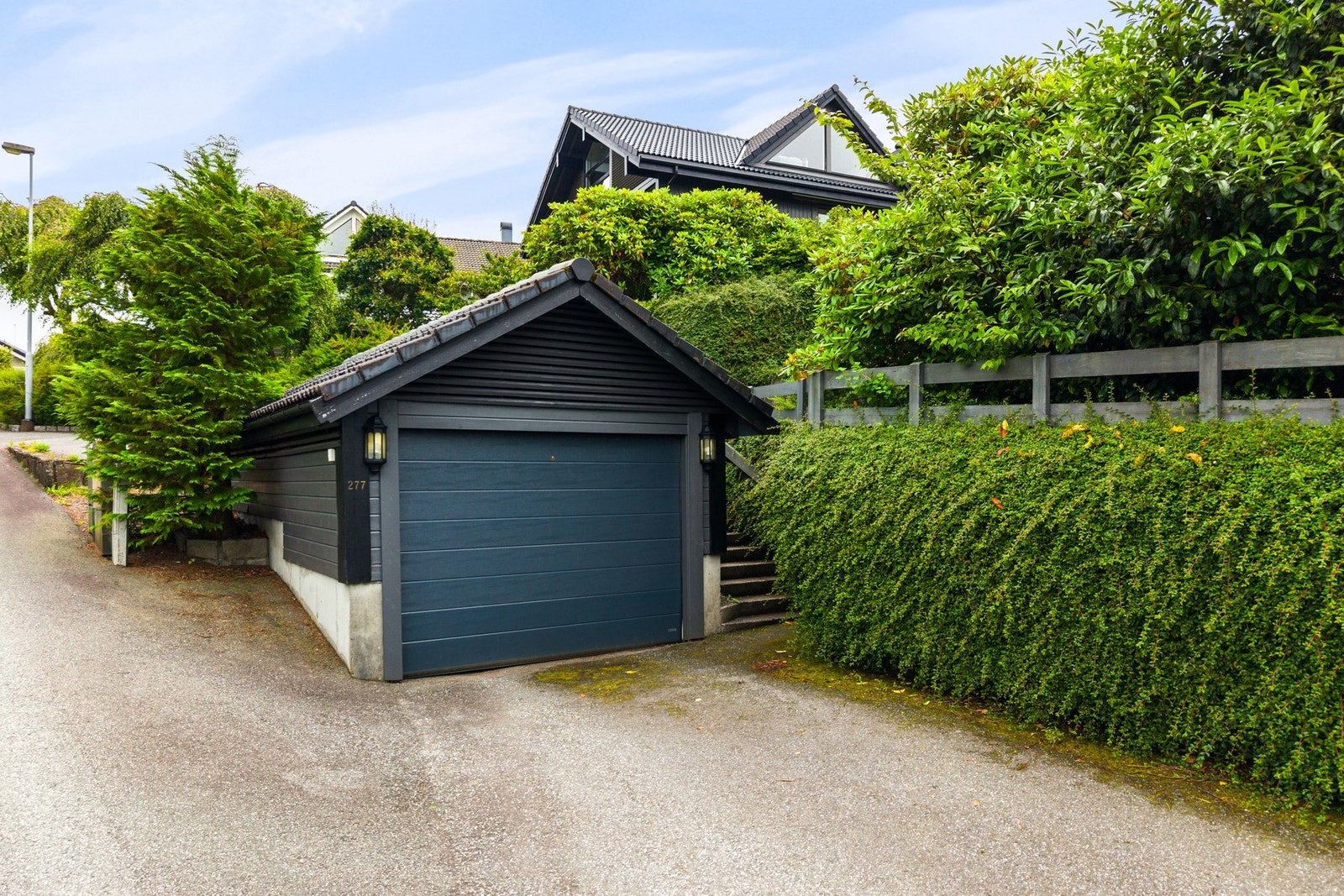 Med egen garasje får du en komfortabel løsning for både parkering og oppbevaring. Dette er en praktisk kvalitet som bidrar til en enklere hverdag gjennom alle årstider. Galleribilde
