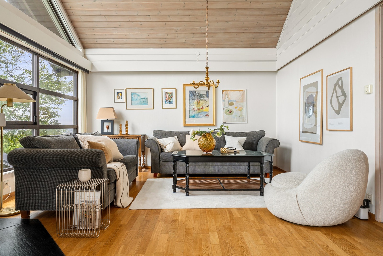 Stuen deles naturlig inn i ulike sosiale soner med god plass til sofagrupper og spisegruppe. Galleribilde