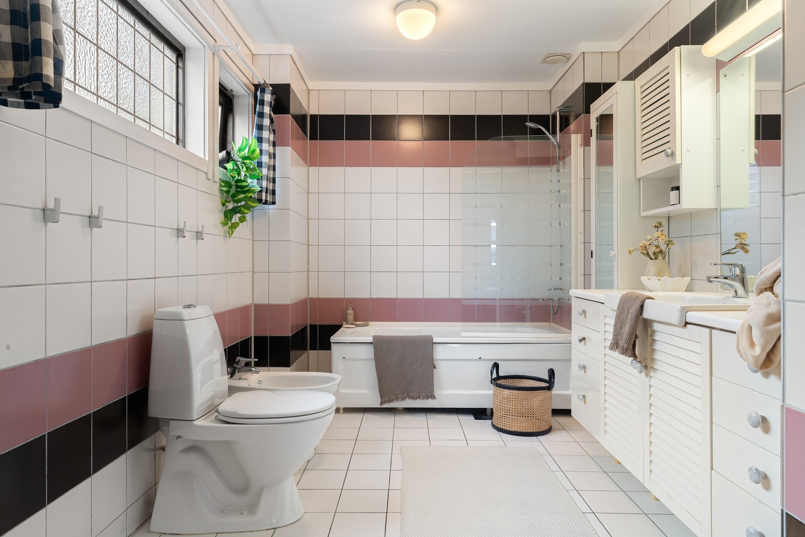 Badet på hele 9 kvm er helfliset med varmekabler i gulvet. Galleribilde